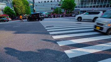 een timelapse van mensen Bij de kruispunt in Shibuya tokyo dag breed schot zoom video