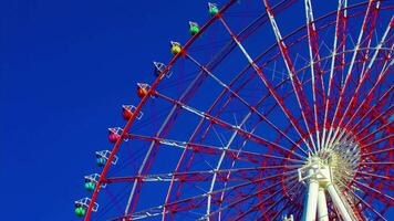 uma espaço de tempo do ferris roda às a diversão parque dentro odaiba Tóquio dia grandes tiro video