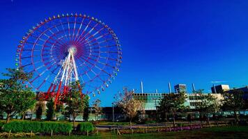 uma espaço de tempo do ferris roda às a diversão parque dentro odaiba Tóquio dia Largo tiro ampliação video