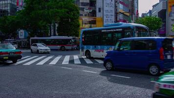 un lapso de tiempo de personas a el cruce en shibuya tokio tiempo de día amplio Disparo inclinación video