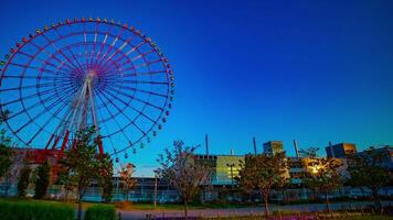 uma crepúsculo espaço de tempo do ferris roda às a diversão parque dentro odaiba Tóquio Largo tiro panning video