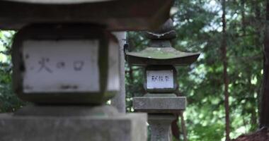 vieux pierre lanternes à Japonais vieux tombeau à le campagne proche en haut se concentrer video