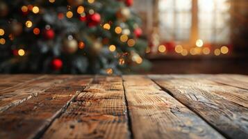 cerca arriba ver de un rústico de madera mesa con dos borroso Navidad arboles en el antecedentes foto