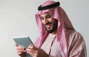 sonriente hombre en tradicional ropa usos tableta foto