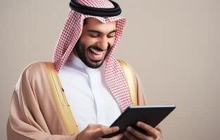 sonriente hombre en tradicional ropa usos tableta foto