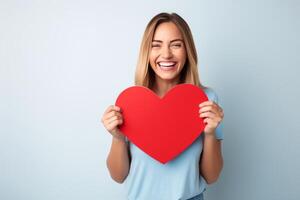 sonriente mujer participación rojo corazón en contra azul antecedentes foto