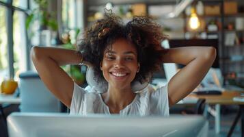 sonriente mujer se inclina espalda en silla mientras trabajando en moderno oficina foto