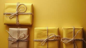 cuatro regalo cajas atado con enroscarse en un amarillo antecedentes foto