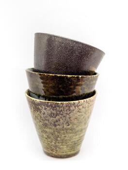 Tres cerámico tazas de el mismo forma pero el modelo es diferente foto