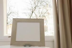 Natural Mockup Photo Paper on Wooden Table for a Realistic and Authentic Presentation, Perfect for Showcasing Designs with a Natural Feel