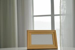 Natural Mockup Photo Paper on Wooden Table for a Realistic and Authentic Presentation, Perfect for Showcasing Designs with a Natural Feel