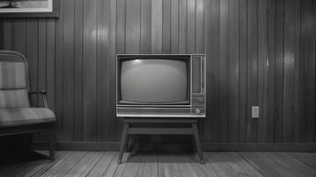 un Clásico negro y blanco televisión radiodifusión antiguo comerciales, madera panelado habitación foto