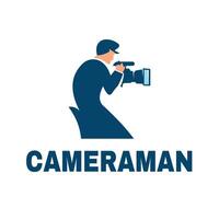 película cámara camarógrafo silueta casual símbolo para película estudio producción logo diseño vector