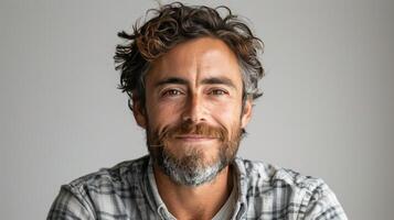 sonriente hombre con barba en cocina foto