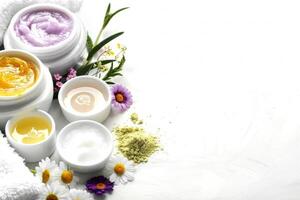 spa todavía vida con cosmético productos, cremas, toallas, flores y hierbas en blanco fondo, de cerca, spa salón foto