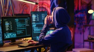 hacker Bebiendo café a subterráneo búnker escritorio mientras utilizando red vulnerabilidades a explotar servidores, molesto a descanso computadora sistemas a noche. solitario lobo ciberdelincuente incumplimiento redes foto