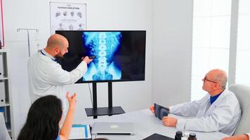 experto médico participación médico formación utilizando moderno tecnología, presentación digital radiografía a compañeros de trabajo radiólogo analizando radiografía girar imagen que se discute síntomas de enfermedad para más lejos tratamiento foto