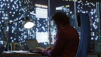 Finance expert inspect stock market scenarios to offer fiscal guidance while enjoying the metropolitan area. Research analyst in charge of monitoring the economy and advising CEO of the firm. photo