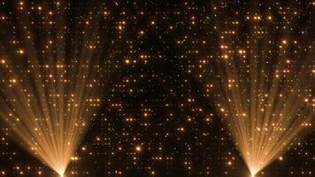 uma Holofote ilumina a fundo do a estágio. Holofote com vôo brilhante brilhante partículas e cintilante estrelas. raios do dourado cor. esvaziar etapa com luz para produtos. 4k video