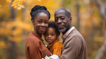 africano americano familia en otoño parque. contento negro padres y niño en otoño escenario. concepto de familia unión, naturaleza, estacional belleza foto