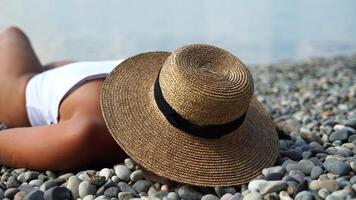 donna bianca bikini spiaggia abbronzatura. contento donna nel costumi da bagno e cappello su vacanza. estate viaggio vacanze vacanza su il mare video