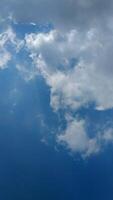 Blau Himmel Weiß Wolken, Sommer- Blau Himmel Zeit Ablauf, Natur Wetter Blau Himmel, Weiß Wolken Hintergrund. Vertikale Aufnahmen video