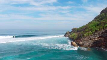 paysage avec littoral rocheux falaise et bleu océan avec surfant vagues video