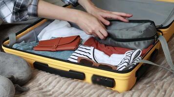 donna Imballaggio cose nel un' valigia per un' viaggio video