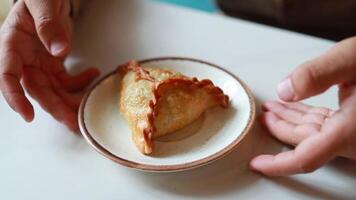 Close-up of a triangular patty, samsa or echpochmak video