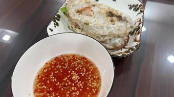 vietnamita ovo panquecas e peixe molho com vermelho Pimenta e alho jantar às casa video