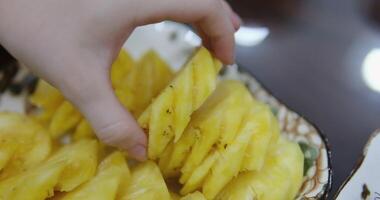 pelado piña Disparo de mano corte pelado tropical piña Fruta dentro rebanadas con cocinero cuchillo en blanco corte tablero. video