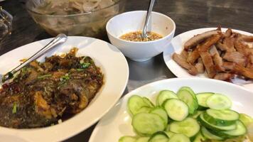 Fisch Gurken Fleisch Gemüse regulär Vietnamesisch Abendessen beim Zuhause echt Leben im echt Zeit video