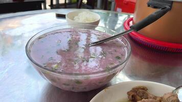 Taro Vietnamesisch lila Suppe mit Gemüse Vietnamesisch Abendessen exotisch Essen mit Reis video