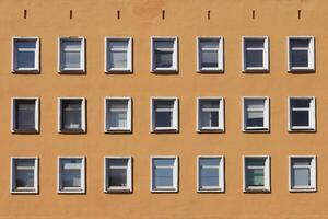 ventanas casa. edificio fachada con muchos ventanas foto