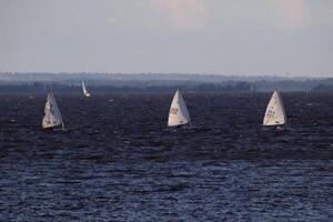 Tres navegación barcos competir en el Golfo de Finlandia foto