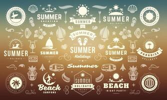 verano etiquetas y insignias diseño conjunto retro tipografía para carteles y camisetas vector