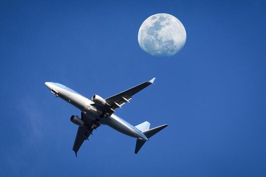 avión altísimo mediante el Luna en azul cielo foto