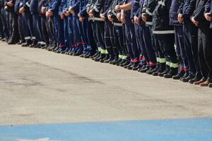 un grupo de bomberos forrado arriba, saludando el bandera, aplaudiendo en solidaridad, y engranaje arriba para intensivo formación sesiones, exhibiendo su inquebrantable compromiso a Servicio y trabajo en equipo. foto