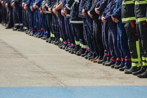 un grupo de bomberos forrado arriba, saludando el bandera, aplaudiendo en solidaridad, y engranaje arriba para intensivo formación sesiones, exhibiendo su inquebrantable compromiso a Servicio y trabajo en equipo. foto