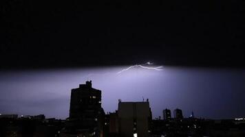 relâmpago e trovão sobre a cidade às noite, flagrante e espetacular raio, trovoadas a partir de janela dentro perto vintage arranha-céu video
