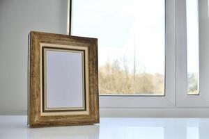 Natural Mockup Photo Paper on Wooden Table for a Realistic and Authentic Presentation, Perfect for Showcasing Designs with a Natural Feel