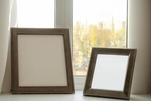 Natural Mockup Photo Paper on Wooden Table for a Realistic and Authentic Presentation, Perfect for Showcasing Designs with a Natural Feel