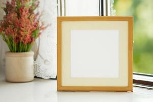 Natural Mockup Photo Paper on Wooden Table for a Realistic and Authentic Presentation, Perfect for Showcasing Designs with a Natural Feel
