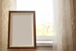Natural Mockup Photo Paper on Wooden Table for a Realistic and Authentic Presentation, Perfect for Showcasing Designs with a Natural Feel