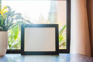 Natural Mockup Photo Paper on Wooden Table for a Realistic and Authentic Presentation, Perfect for Showcasing Designs with a Natural Feel