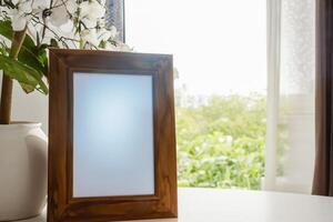 Natural Mockup Photo Paper on Wooden Table for a Realistic and Authentic Presentation, Perfect for Showcasing Designs with a Natural Feel