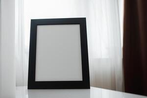Natural Mockup Photo Paper on Wooden Table for a Realistic and Authentic Presentation, Perfect for Showcasing Designs with a Natural Feel