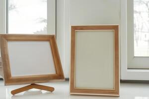 Natural Mockup Photo Paper on Wooden Table for a Realistic and Authentic Presentation, Perfect for Showcasing Designs with a Natural Feel