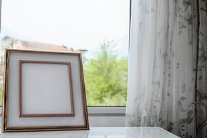 Natural Mockup Photo Paper on Wooden Table for a Realistic and Authentic Presentation, Perfect for Showcasing Designs with a Natural Feel