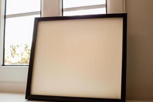 Natural Mockup Photo Paper on Wooden Table for a Realistic and Authentic Presentation, Perfect for Showcasing Designs with a Natural Feel